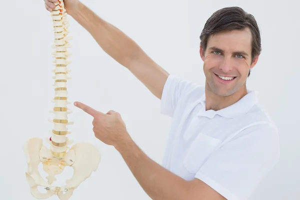 Porträt eines lächelnden männlichen Arztes mit Skelettmodell — Stockfoto