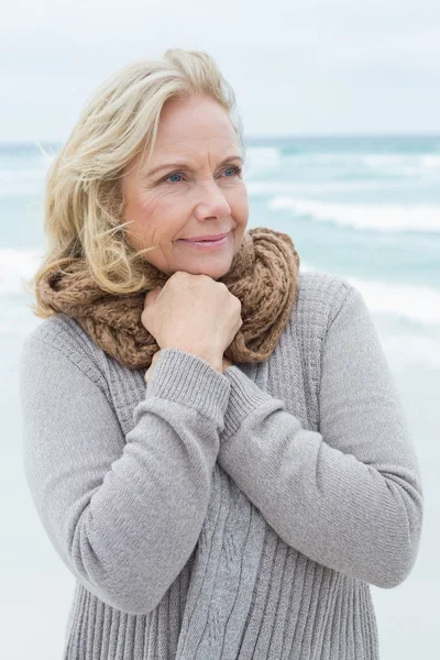 Mujer mayor mirando hacia la playa — Foto de Stock