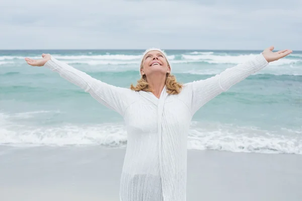 Mulher sênior com braços estendidos na praia — Fotografia de Stock