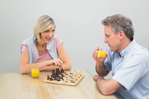 Couple concentré jouant aux échecs — Photo