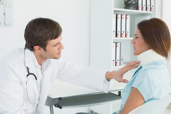 Doktore, zkoumání krku pacienta v ordinaci — Stock fotografie