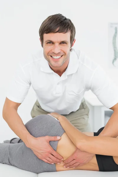 Мужской физиотерапевт массирует спину женщине — стоковое фото