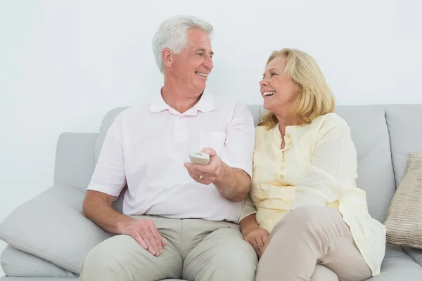 Joyeux couple de personnes âgées regardant la télévision — Photo