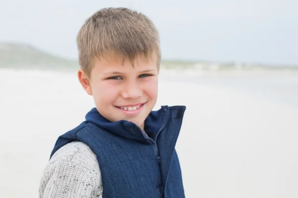 Primer plano de un lindo niño sonriente en la playa —  Fotos de Stock