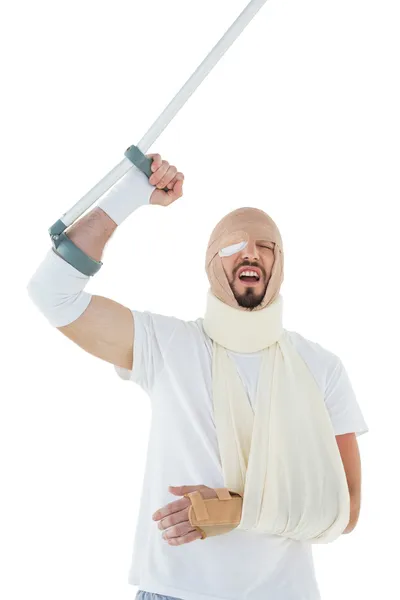 Веселый человек со сломанной рукой и аплодисментами костыля — стоковое фото