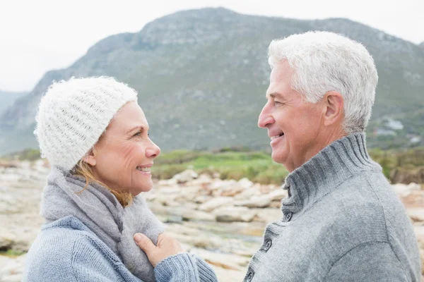 Äldre par tillsammans på ett stenigt landskap — Stockfoto