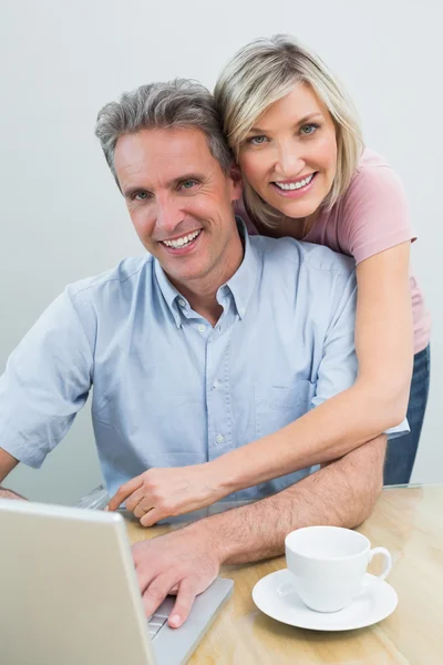 Casal de conteúdo usando laptop em casa — Fotografia de Stock