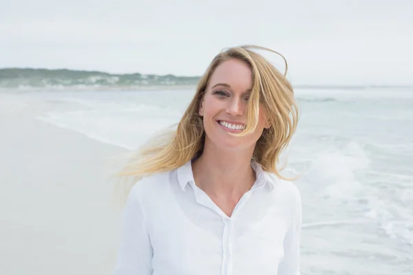 Portret van een lachende casual vrouw op strand — Stockfoto