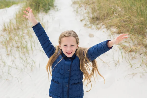 Portret van een glimlachende jonge meisje op het strand — Stockfoto