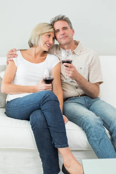 Entspanntes Paar mit Weingläsern zu Hause — Stockfoto