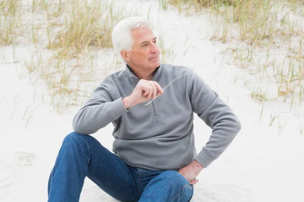 Sorridente casual senior uomo rilassante in spiaggia — Foto Stock