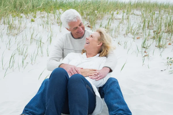 Romantiska äldre par avkopplande på stranden — Stockfoto