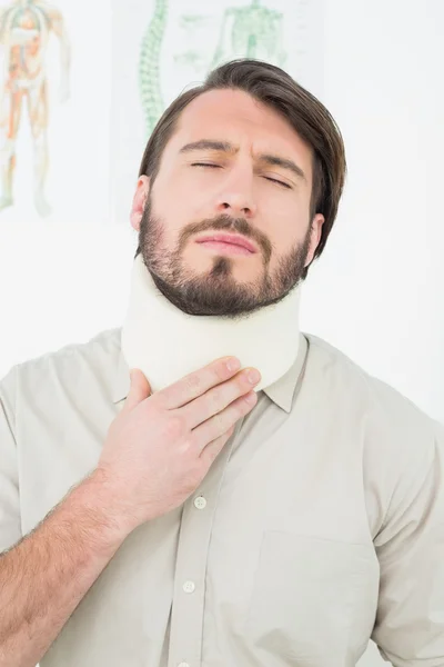 Giovane uomo che soffre di dolore al collo con gli occhi chiusi — Foto Stock