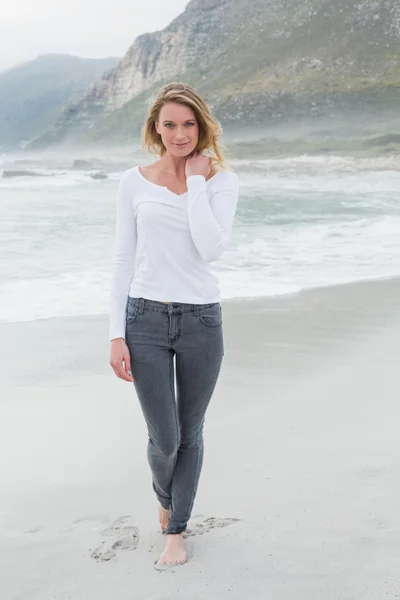 Porträt einer schönen, lässigen Frau am Strand — Stockfoto