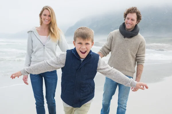 Familia feliz de tres en la playa — Foto de Stock