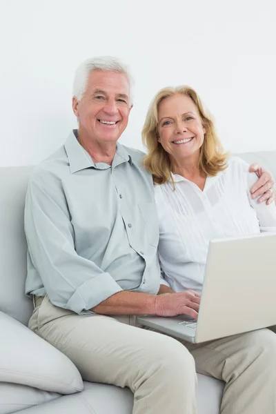 Portret van een ontspannen senior koppel met behulp van laptop — Stockfoto