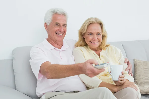 Joyeux couple de personnes âgées regardant la télévision — Photo