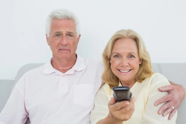 Couple aîné regardant la télévision — Photo