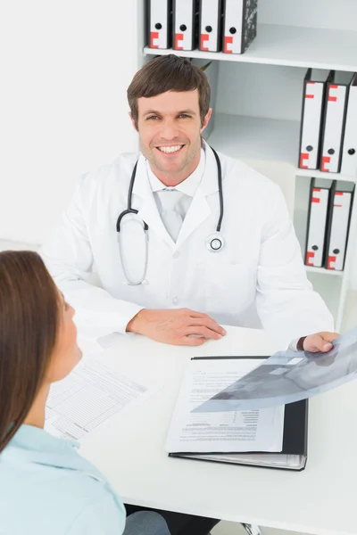 Médico en conversación con paciente femenina en consultorio médico —  Fotos de Stock