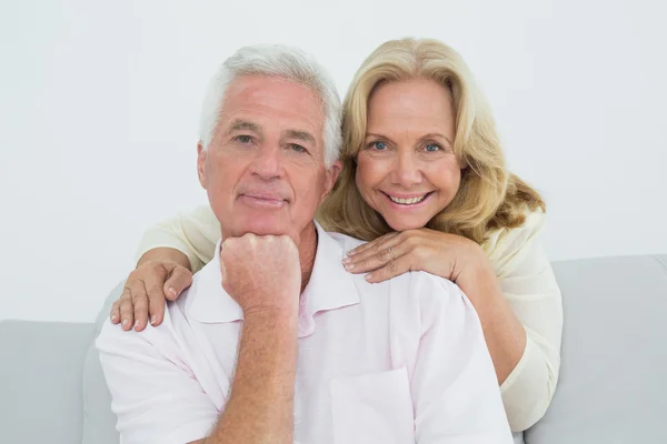 Retrato de um casal idoso em casa — Fotografia de Stock