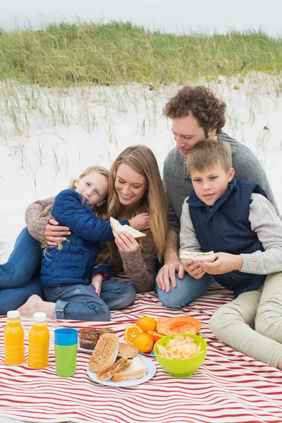 Szczęśliwa rodzina czterech na piknik na plaży — Zdjęcie stockowe