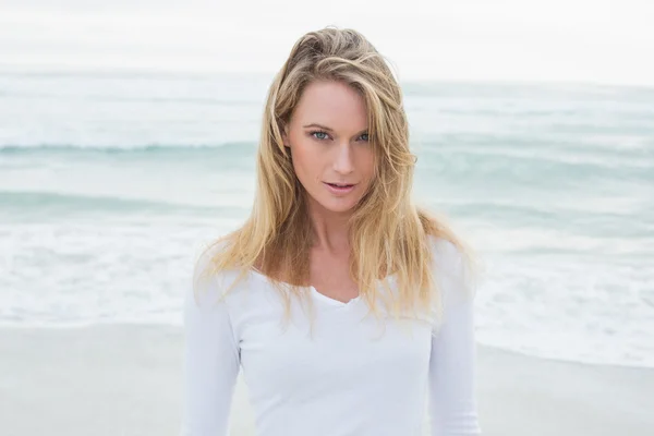 Portret van een mooie casual vrouw op strand — Stockfoto