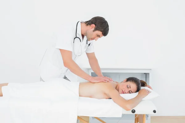 Mężczyzna fizjoterapeuty Masowanie kobiety z powrotem — Zdjęcie stockowe