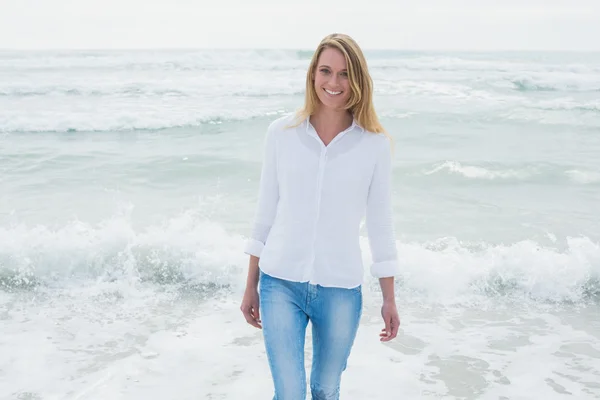Retrato de una mujer casual sonriente en la playa — Foto de Stock