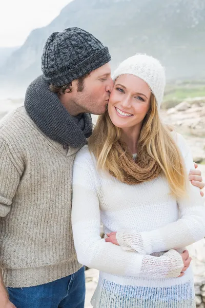 Man kysser en kvinna på klippiga landskap — Stockfoto