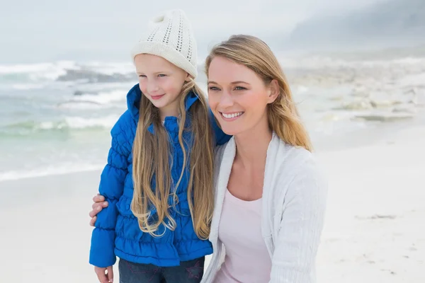 Mitten delen av en läkare som förklarar ryggraden till patient — Stockfoto