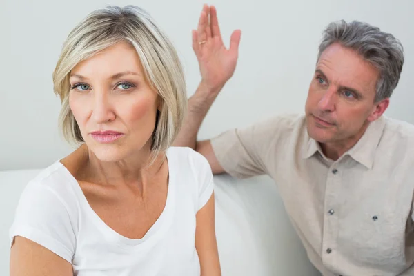 Pareja enojada teniendo una pelea en casa — Foto de Stock