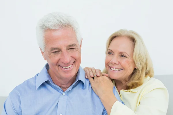 Glad romantiska äldre par — Stockfoto