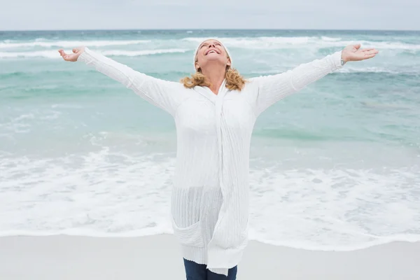 Senior woman with arms outstretched at beach — Stock Photo, Image