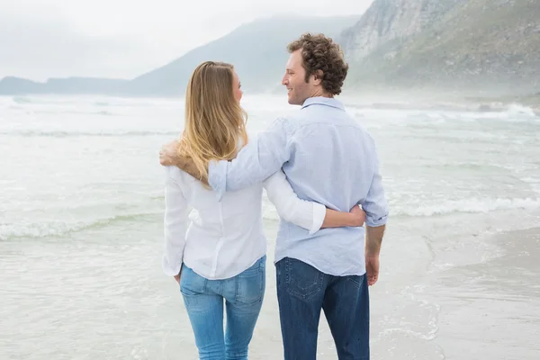 Plaj romantik bir çift arka görünüm — Stok fotoğraf
