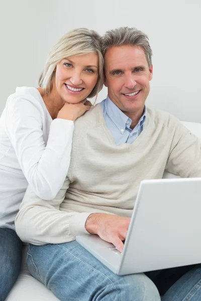 Gelukkige casual paar laptop thuis gebruiken — Stockfoto