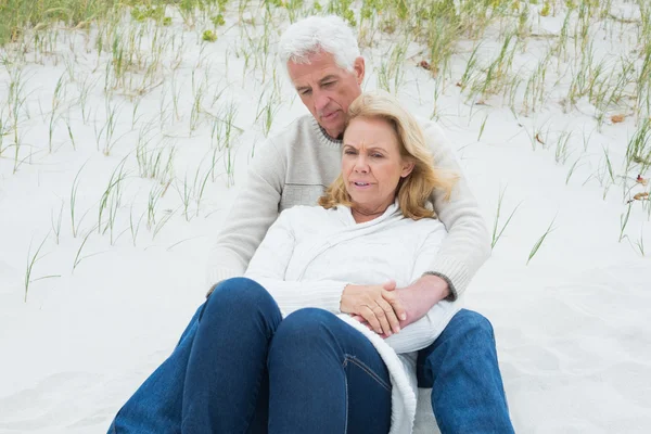 Romantic senior couple relaxing at beach — Stock Photo, Image