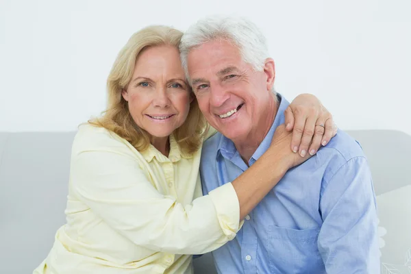 Romantiska äldre par sitter hemma — Stockfoto