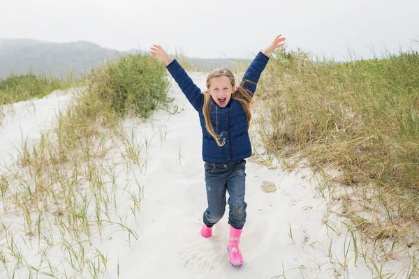Полная длина веселой девушки, бегущей по пляжу — стоковое фото