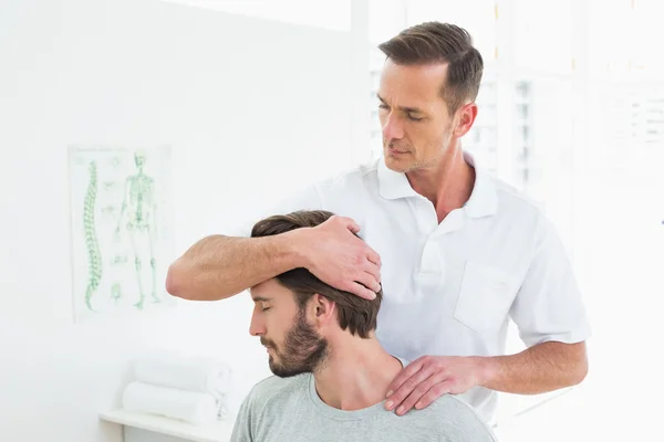 Quiroprático masculino fazendo ajuste do pescoço — Fotografia de Stock