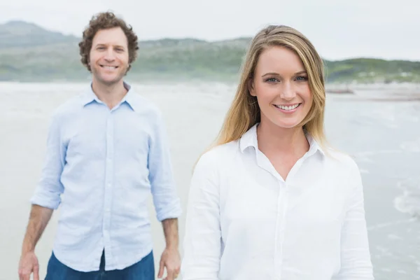 Lachende casual jong koppel op strand — Stockfoto