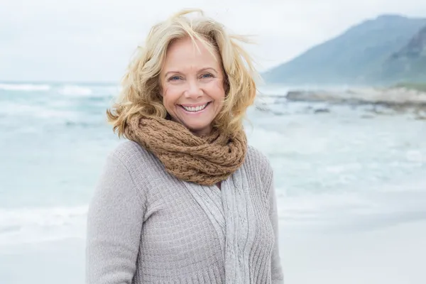 Smiling casual senior woman relaxing at beach — Stock Photo, Image