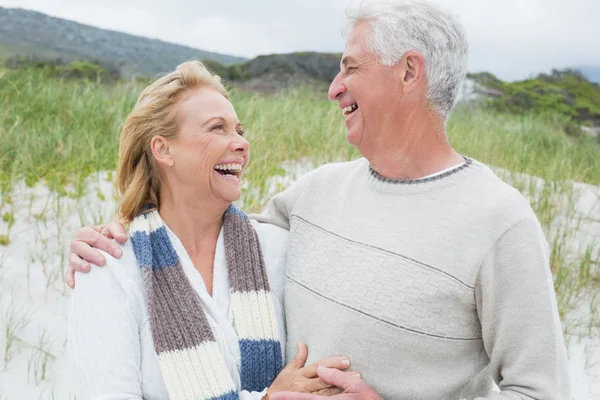 Fröhliches Senioren-Paar schaut sich am Strand an — Stockfoto