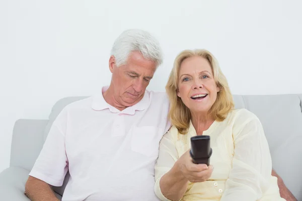 Senior couple watching television — Stock Photo, Image