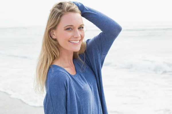 Портрет улыбающейся женщины на пляже — стоковое фото