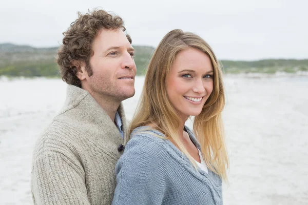 Ontspannen romantische jong koppel op strand — Stockfoto