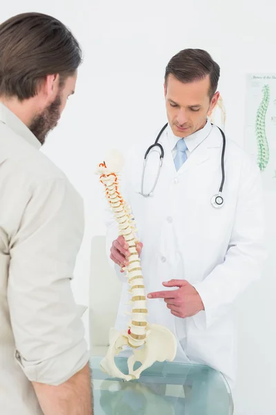 Mužské doktor vysvětlí páteře k pacientovi — Stock fotografie