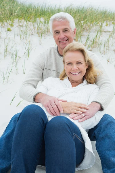 Romantic senior couple relaxing at beach — Stock Photo, Image