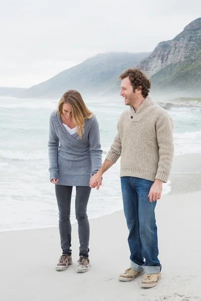 Lyckliga casual par hålla händer på stranden — Stockfoto