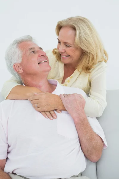 Happy senior kvinna omfamnar man bakifrån — Stockfoto