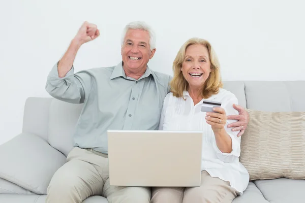 Vrolijke senior koppel doen online winkelen in house — Stockfoto